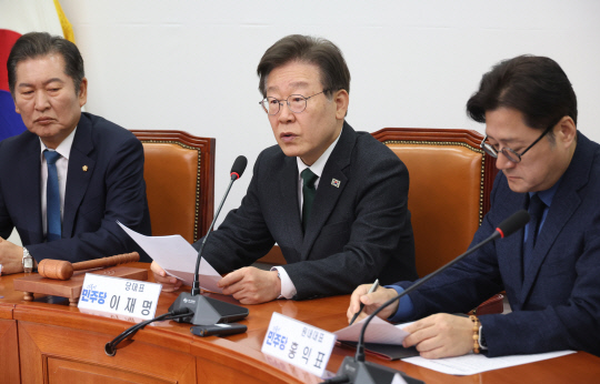 이재명 더불어민주당 대표가 24일 국회에서 열린 최고위원회의에서 발언을 하고 있다.<연합뉴스>